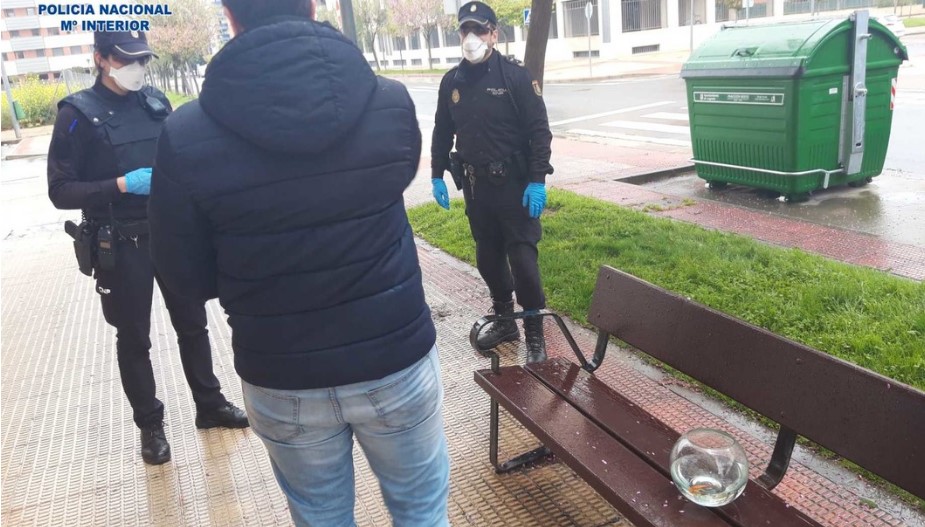 Con tal de salir, todo se vale: un hombre saca sus peces a ‘pasear’ durante el confinamiento en España