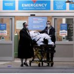 Un hombre es trasladado en una camilla en el Maimonides Medical Center de Brooklyn, Nueva York, en medio de la pandemia de coronavirus. REUTERS