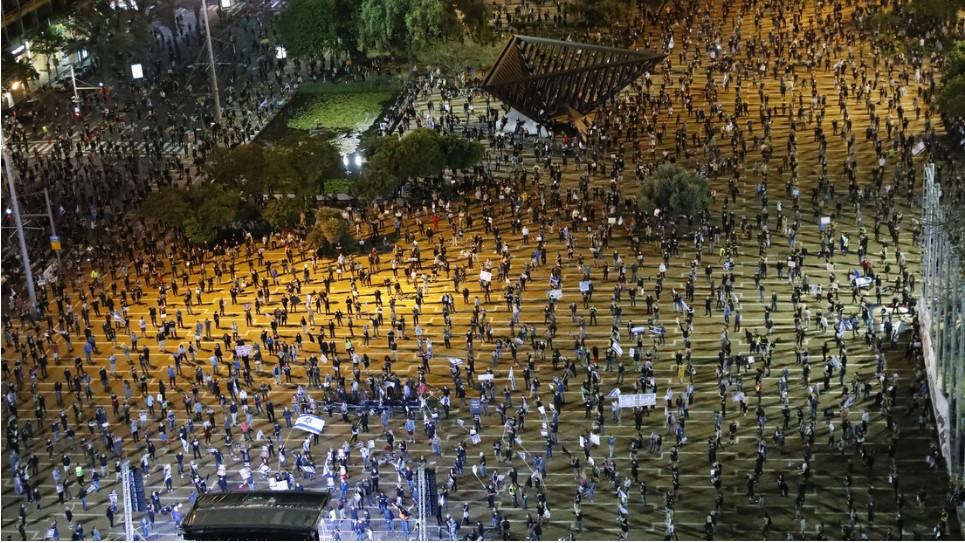 Los israelíes, participan en una manifestación de 'bandera negra' contra el primer ministro, Benjamin Netanyahu, el 19 de abril de 2020. Jack Guez / AFP