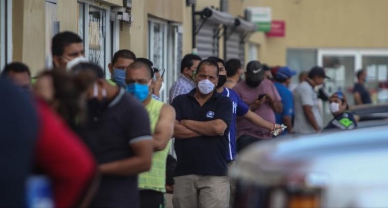 En NL, Sonora y Coahuila, olvidan la sana distancia por comprar cerveza