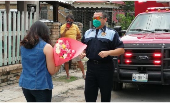 Por contingencia, padre baila “de lejitos” vals en los XV años de su hija