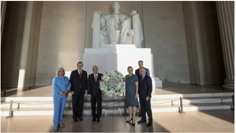 AMLO inicia gira por Washington: deposita ofrendas en los monumentos a Lincoln y Juárez