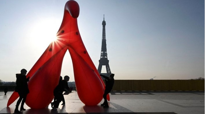 Un clítoris gigante fue instalado cerca de la Torre Eiffel en París  “analfabetismo sexual”