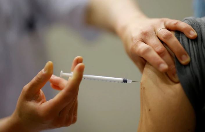 los vacunados con Pfizer tienen diez veces más anticuerpos, que los inoculados con Sinovac