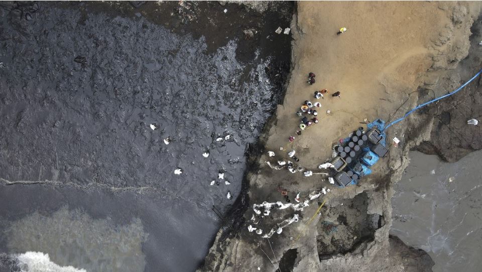 Perú declara «emergencia ambiental» por derrame de petróleo