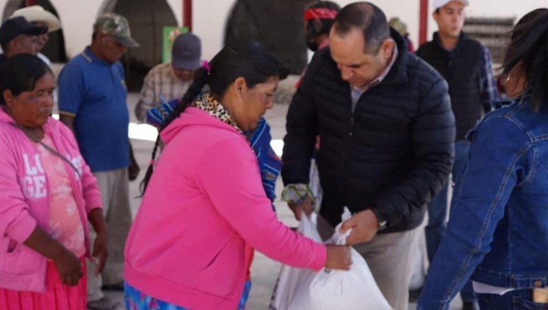 Diputado Noel Chávez, alcaldes y COEPI, entregan apoyos en la sierra.
