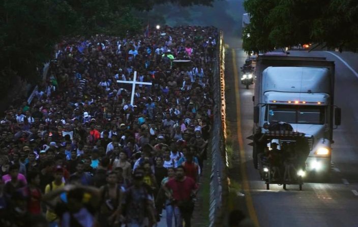 Caravana de migrantes avanza por el sur de México