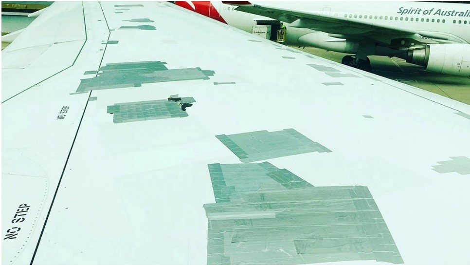 Se viraliza una foto del ala de un avión recubierta con cinta adhesiva y explican los motivos