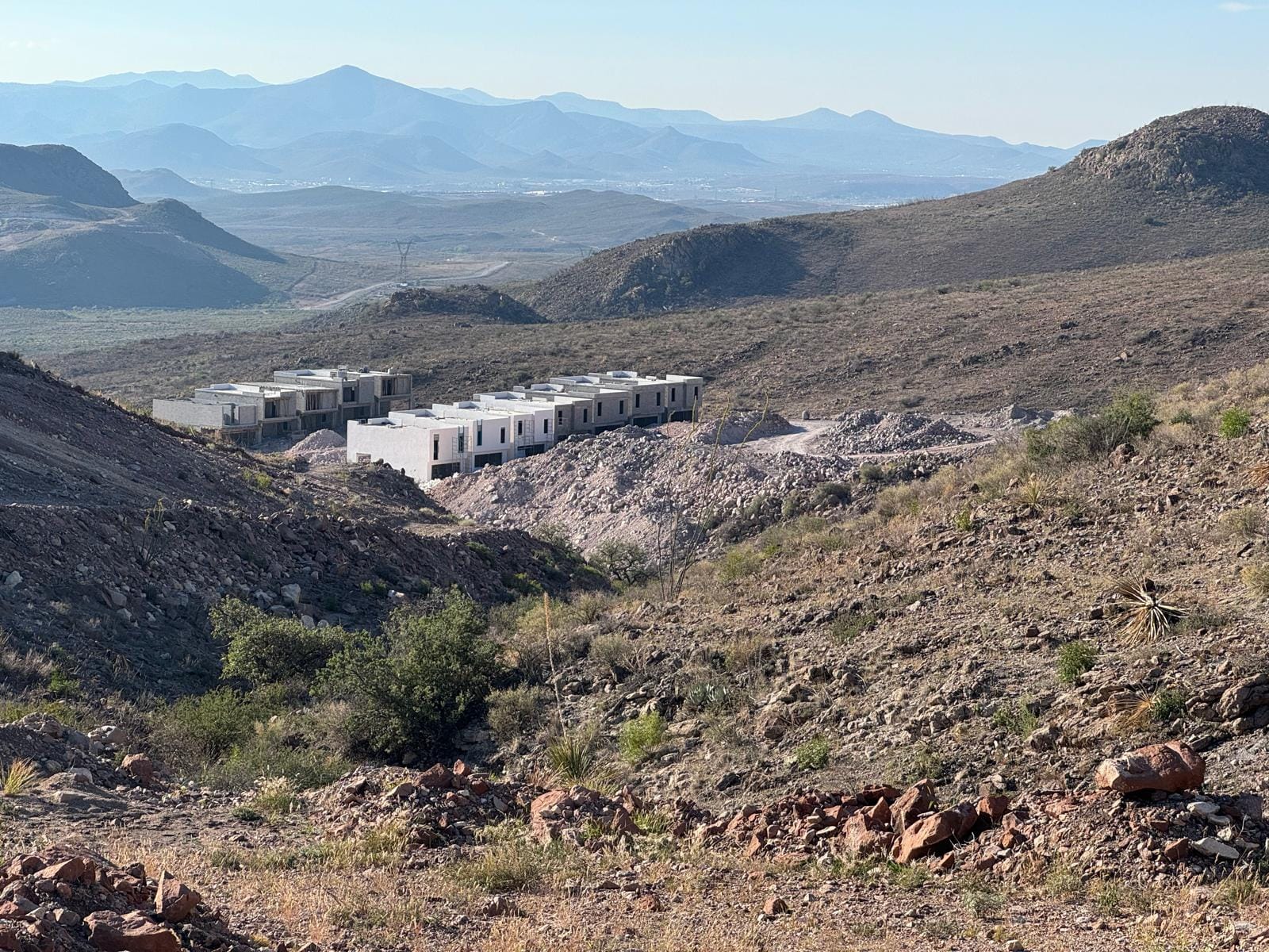 Posible Vínculo entre el Cártel Inmobiliario y la Expansión de la Universidad Anáhuac en el Cerro del Caballo: ¿Una Nueva Amenaza Ambiental en Chihuahua?