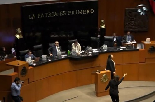 Lilly Telléz lanza monedas a senadora que salió del PRI para irse a Morena; es acusada de violencia política de género