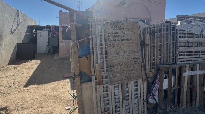 Rescatan a 10 migrantes secuestrados en una casa de rituales esotéricos en Ciudad Juárez, Chihuahua