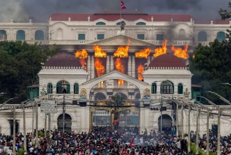 El Parlamento y la casa del ex primer ministro en llamas: la tensa jornada de protestas en Nepal