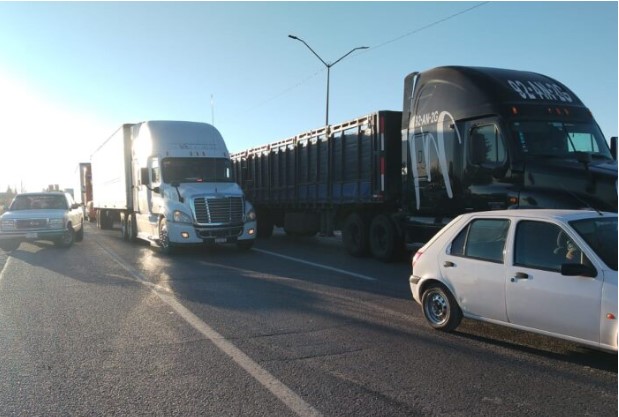 Campesinos y transportistas bloquean carreteras en Chihuahua para exigir apoyo al campo