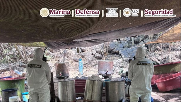 Autoridades federales inhabilitaron cinco laboratorios clandestinos de metanfetamina en Jalisco, Nayarit y Sinaloa.